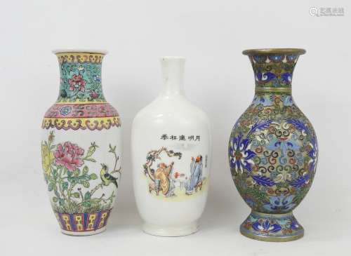 CHINE XXème. Trois vases dont deux en porcelaine et un en ém...