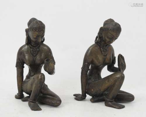 ASIE DU SUD EST : Deux divinités en bronze. Haut.: 12 cm.