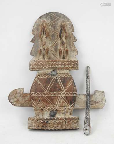 DOGON - MALI : Serrure en bois sculpté à décor de deux perso...