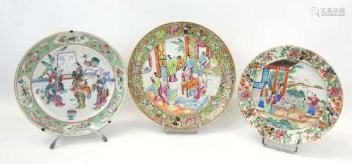 CANTON : Trois assiettes en porcelaine à décor de scènes de ...