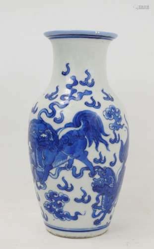 CHINE : Vase balustre en porcelaine à décor blanc bleu de de...