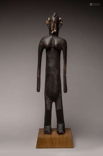 BAMANA, Mali. Bois, patine brun-foncé, métal, tissu. Statue ...