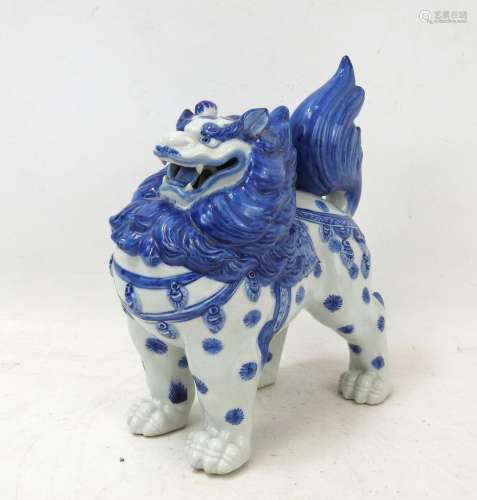 JAPON : Chien de fô en faience blanc bleu. XXème. 24 x 23 cm...