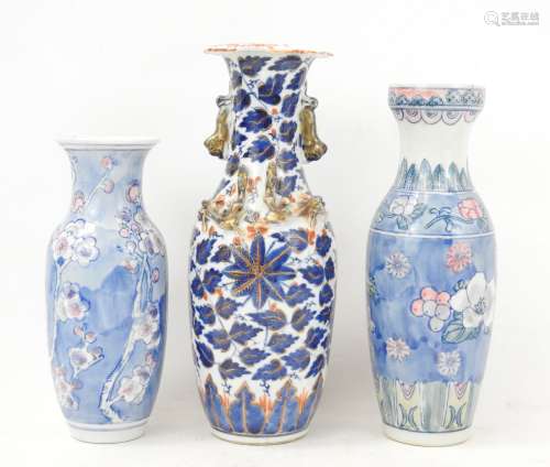 CHINE XXème: Trois vases en porcelaine dont un à décor dans ...