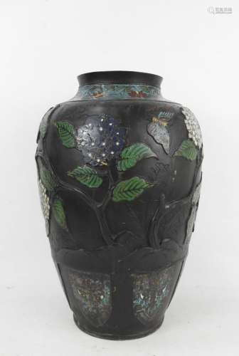 JAPON : important vase en bronze et émaux cloisonnés à décor...