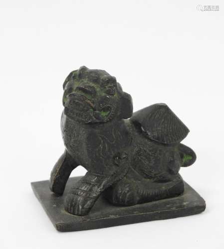 CHINE : Seau en bronze à décor d'un chien de fo. 5,5 x 5,5 c...