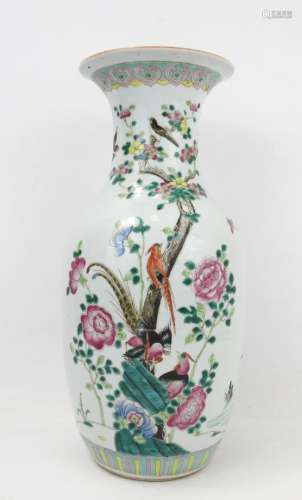 CHINE: Vase balustre en porcelaine à décor de faisans, paons...