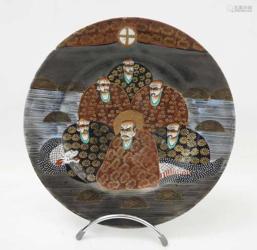 JAPON - SATSUMA : Assiette en porcelaine à décor de six pers...