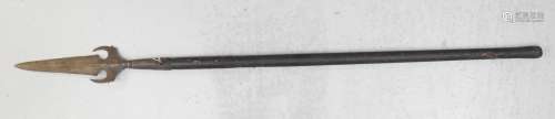 CHINE : Lance en bois et pointe en métal. Long.: 146 cm.