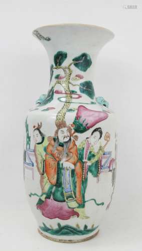 CHINE : Vase balustre en porcelaine à décor de personnages à...