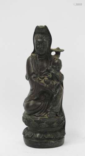 CHINE : Femme et son enfant. Groupe en bronze à patine. Cach...