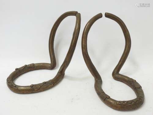 KENGA- Tchad. Paire de bracelets en bronze portés comme orne...