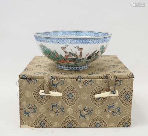 CHINE : Bol en porcelaine de forme ondulée à décor de paons,...