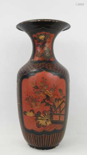 JAPON : Vase balustre en porcelaine à décor d'imitation de l...