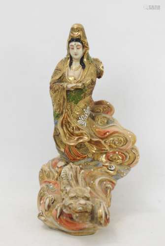 JAPON - SATSUMA : Groupe en porcelaine dorée et polychrome r...