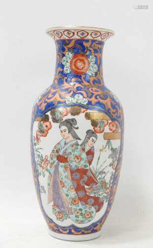 CHINE XXème. Vase balustre en porcelaine à décor de femmes. ...
