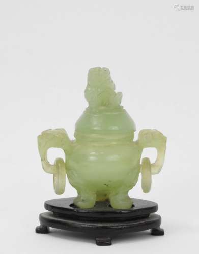 CHINE: PETIT VASE COUVERT en jadéité sculptée. Haut.: 6 cm. ...