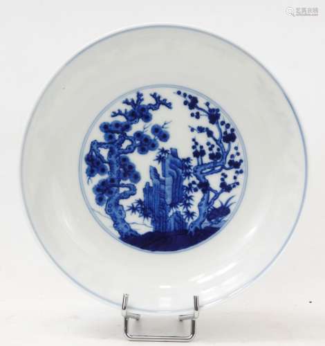 CHINE, XXe siècle.: Petite assiette en porcelaine bleu-blanc...