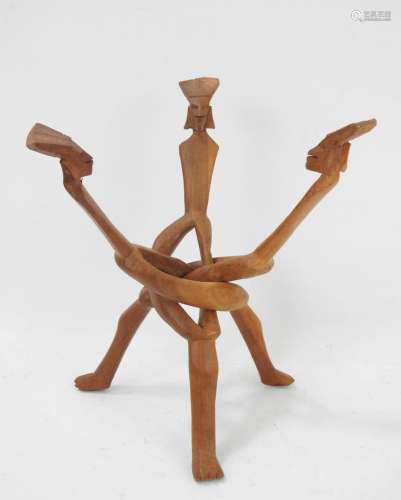 AFRIQUE : Support tripode en bois sculpté. Haut.: 25 cm.