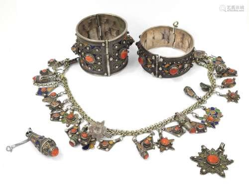 AFRIQUE DU NORD : Lot de bijoux berbères ethniques dont deux...