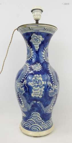 CHINE : Vase en faïence à décor blanc bleu de deux dragons d...