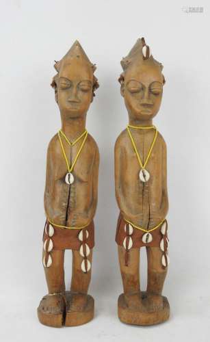 AFRIQUE : Couple de statues en bois sculpté, avec caugis. Ha...