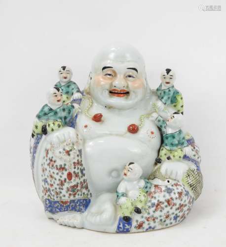 CHINE. Bouddha rieur aux cinq enfants en porcelaine polychro...