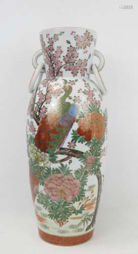 CHINE XXème. Vase à deux anses en porcelaine à décor polychr...