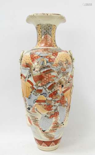 JAPON -SATSUMA : Vase balustre en faïence à décor de samoura...