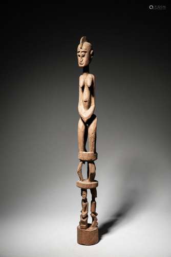 DOGON, Mali. Statue en bois figurant un personnage féminin a...