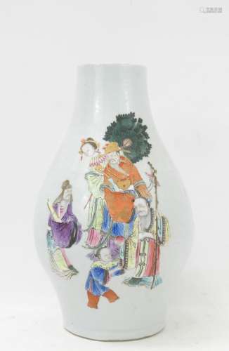 CHINE XIXème siècle. Vase de forme olive en porcelaine à déc...