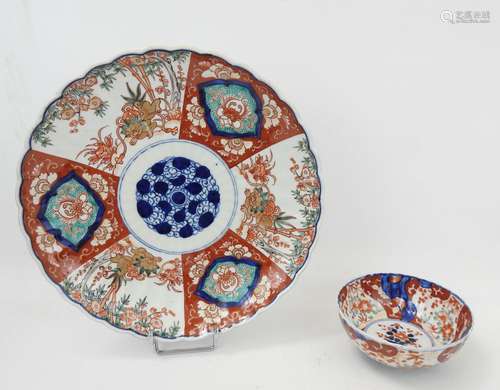 JAPON : Plat en porcelaine et bol en porcelaine décor Imari....