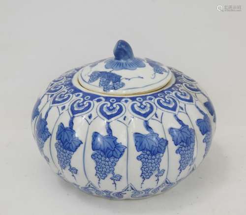 CHINE XXème. : Pot en porcelaine en forme de melon chinois, ...