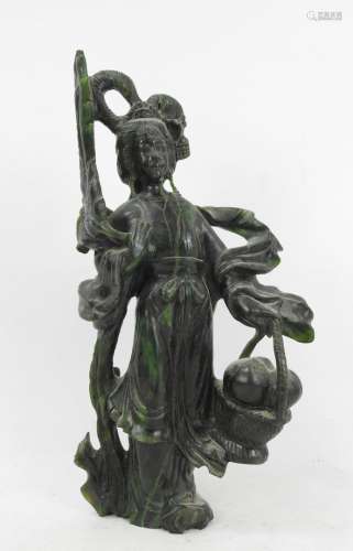 CHINE : femme au panier. Sujet en pierre dure verte sculptée...