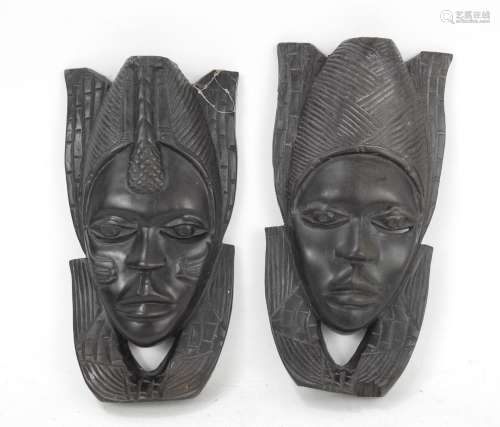 AFRIQUE : Paire de maques en bois sculpté. Haut.: 27 cm. (Ac...