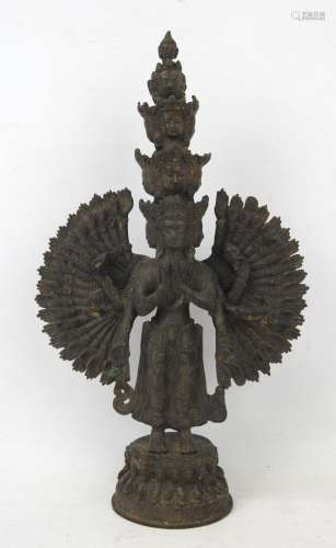 TIBET : Bouddha à plusieurs têtes et bras en bronze. Haut.: ...