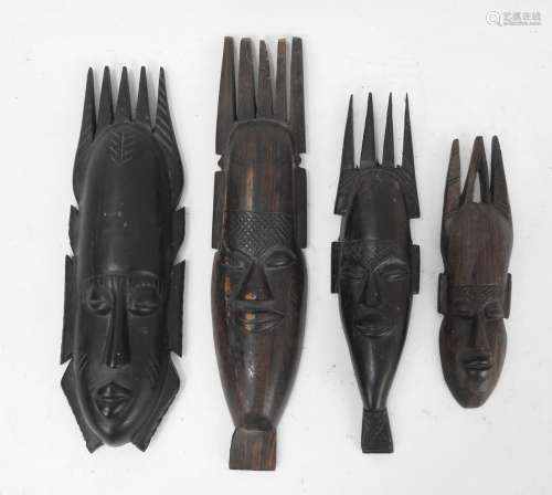 AFRIQUE : Quatre petits masques peignes en bois sculpté. Hau...