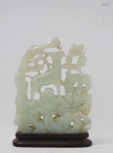 CHINE : Cerf en jadeite sculptée sur un rocher et sous des b...