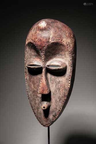 MAHONGWE (style) ou NGARE, Masque facial en bois, le contour...