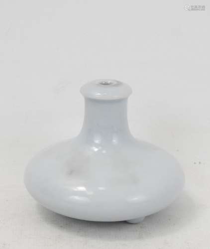 CHINE : Vase pansu en porcelaine à fond bleu ciel. Marque ap...