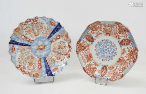 JAPON: Deux assiettes en porcelaine décor Imari, une de form...