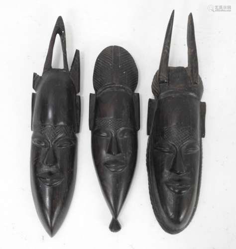 AFRIQUE : Trois petits masques en bois sculpté. Haut.: 23, 2...