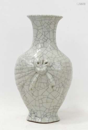 CHINE : Vase en porcelaine craquelée formant un noeud. Porte...