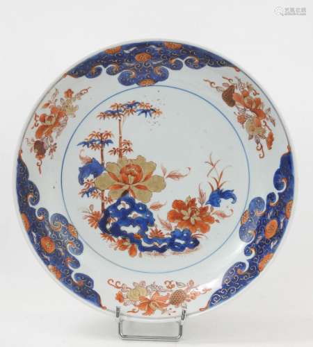 JAPON XIXème. Plat en porcelaine à décor Imari de bambou. Di...