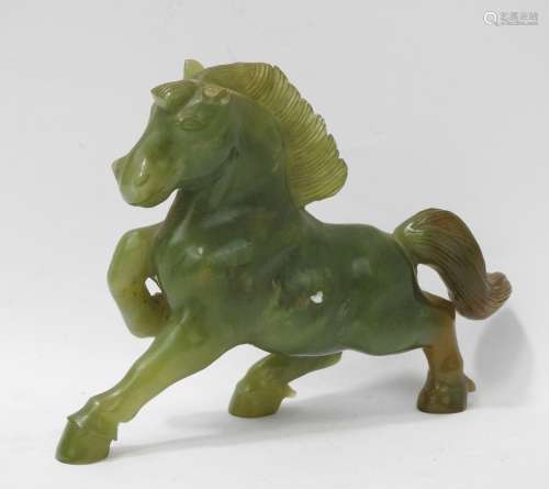 CHINE : Cheval en jadeite sculptée. 13 x 18 cm. (Manque une ...