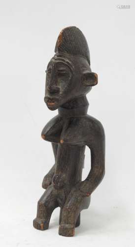 AFRIQUE : Statue de femme en bois sculpté. Haut.: 24 cm. (us...