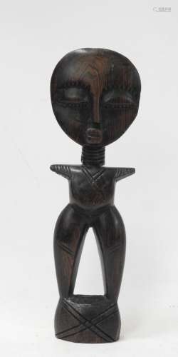 ASHANTI, Ghana: Poupée de fécondité en bois sculpté. Haut.: ...