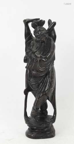 VIETNAM : Sujet en bois sculpté représentant un homme. Incru...