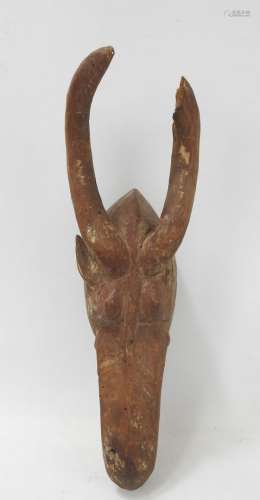 BURKINA FASO : masque zoomorphe en bois sculpté. Haut.: 25 c...