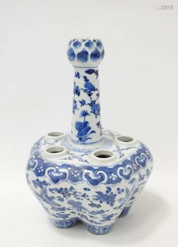 CHINE : Bouquetiere en porcelaine blanc bleu à décor d'oisea...